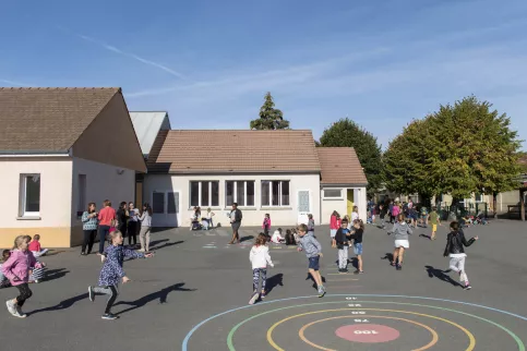 Récréation pour les classes de primaires à l'école St Pierre 